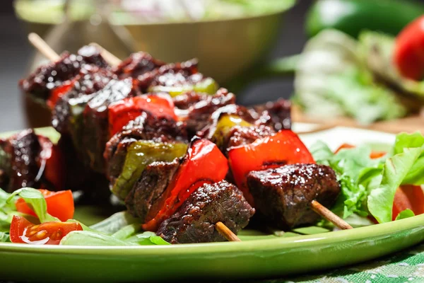 Carne de vacuno a la parrilla y kebabs vegetales —  Fotos de Stock