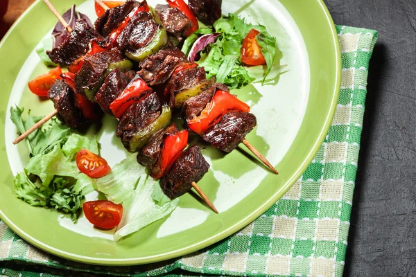 Carne de vacuno a la parrilla y kebabs vegetales — Foto de Stock