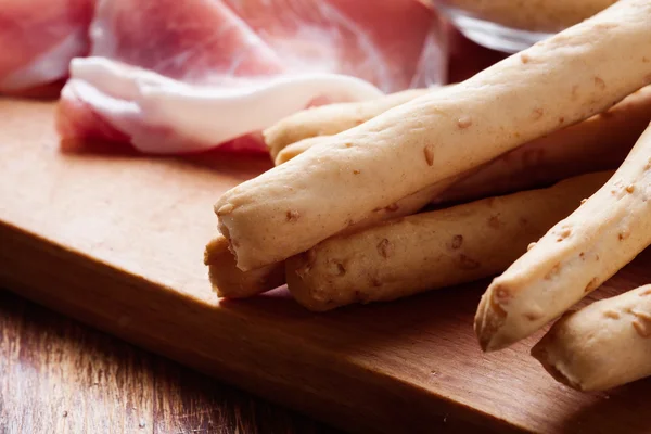 Italské grissini se šunkou prosciutto, mozzarellou a rukolou — Stock fotografie