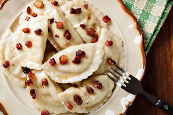 Dumplings con carne o repollo y champiñones o quesos sazonados — Foto de Stock