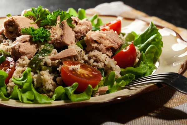 Salada saborosa com cuscuz, atum e legumes — Fotografia de Stock
