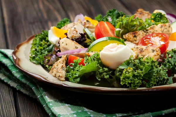 Salada fresca com frango, tomate, ovos e alface em prato — Fotografia de Stock