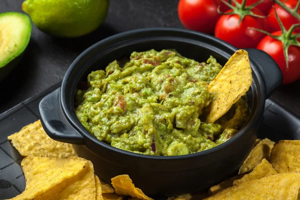 Tál kukorica chips a guacamole — Stock Fotó