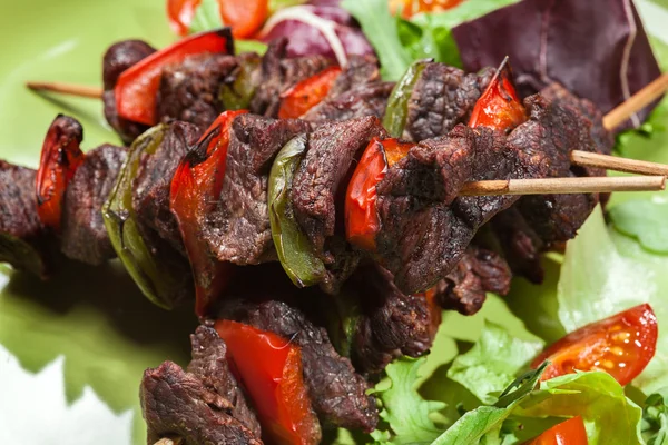 Carne de vită la grătar și kebabs de legume — Fotografie, imagine de stoc