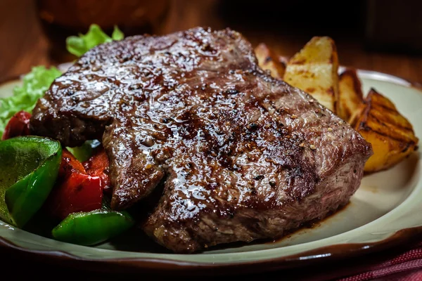 Sebagian steak sapi panggang dengan kentang panggang dan paprika — Stok Foto