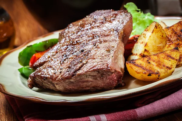 焼きポテトとパプリカと牛肉のグリル ステーキの部分 — ストック写真