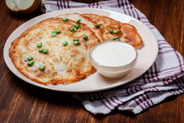 Ekşi kremalı patates gözlemesi. — Stok fotoğraf