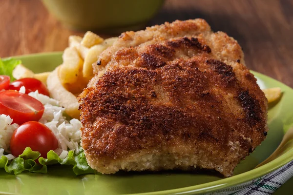 Cutlet Cordon Bleu com lombo de porco servido com batatas fritas e salada — Fotografia de Stock