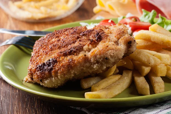 Escalope Cordon Bleu avec longe de porc servie avec frites et salade — Photo