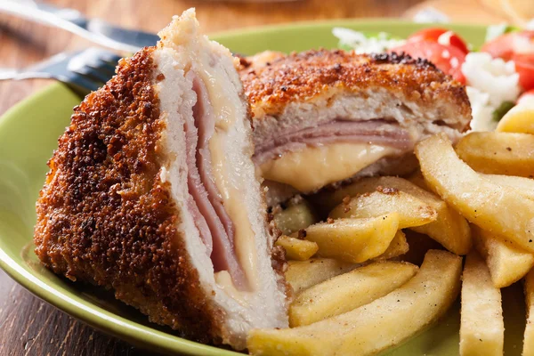 Cutlet Cordon Bleu com lombo de porco servido com batatas fritas e salada — Fotografia de Stock