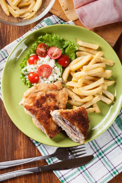 Řízek Cordon Bleu s vepřové panenky, podávaný s hranolky a s — Stock fotografie