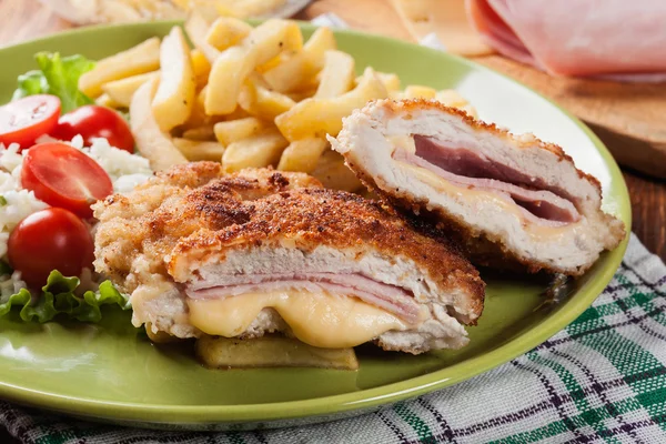 Cutlet Cordon Bleu com lombo de porco servido com batatas fritas e salada — Fotografia de Stock