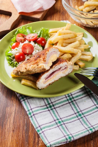 Escalope Cordon Bleu avec longe de porc servie avec frites et s — Photo