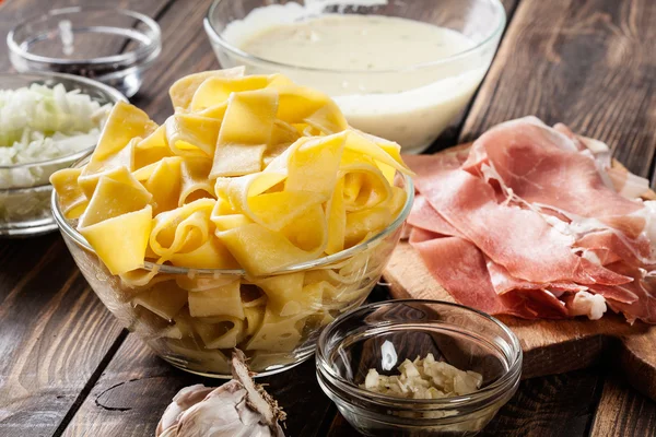 Ingredientes listos para preparar pappardelle con jamón y salsa de queso —  Fotos de Stock