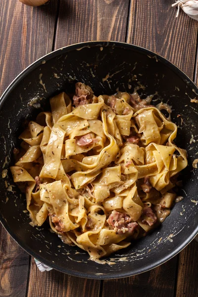 Pappardelle pasta with prosciutto and cheese sauce on pan — Stock Photo, Image