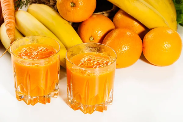Vaso de zumo de frutas con naranja, zanahorias y plátano —  Fotos de Stock