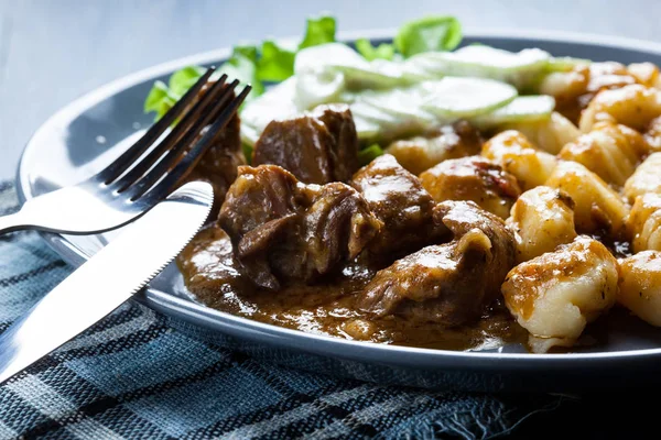 Bolinhos de batata italianos com ensopado e salada de pepino — Fotografia de Stock