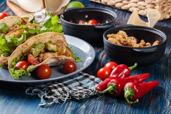 Auténticos tacos mexicanos con pollo y salsa con aguacate, tomate y chiles — Foto de Stock