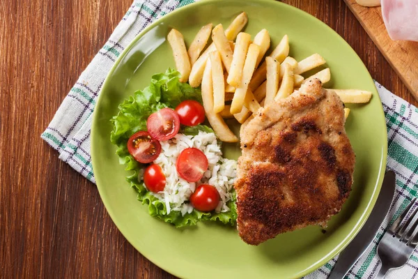 Escalope Cordon Bleu avec longe de porc servie avec frites et s — Photo