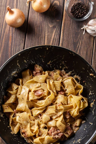 Pappardelle pasta with prosciutto and cheese sauce on pan — Stock Photo, Image