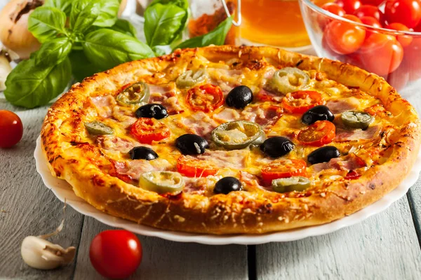 Pizza z pieprz boczek, oliwki i jalapeno — Zdjęcie stockowe