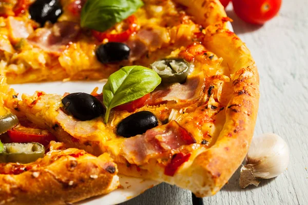 Pizzára bacon, az olajbogyó és a jalapeno paprika — Stock Fotó