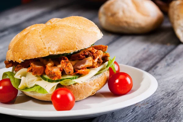 Dönersandwich auf dem Tisch — Stockfoto