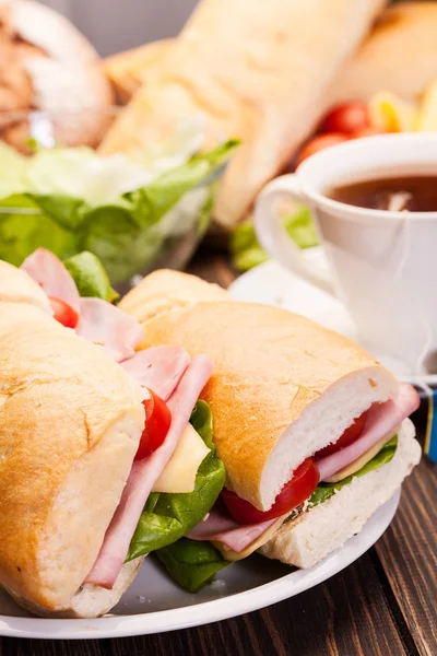 Panini con prosciutto, formaggio e pomodoro — Foto Stock