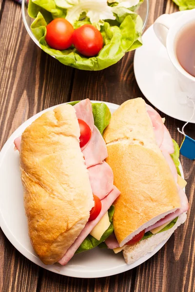 Sanduíche de panini com presunto, queijo e tomate — Fotografia de Stock