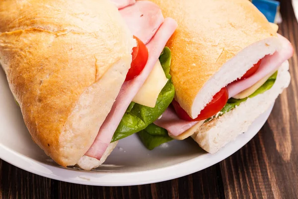 Sandwich Panini cu șuncă, brânză și roșii — Fotografie, imagine de stoc