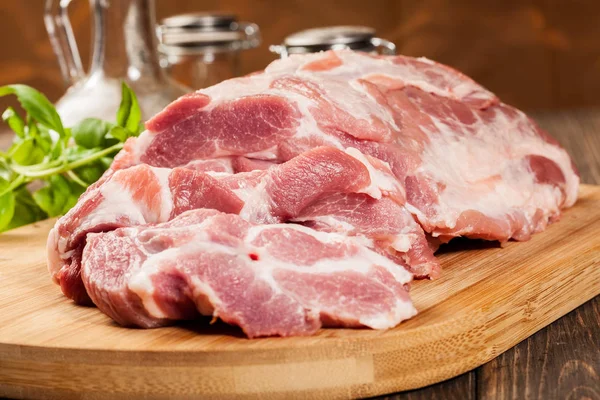 Carne di maiale cruda sul tagliere — Foto Stock