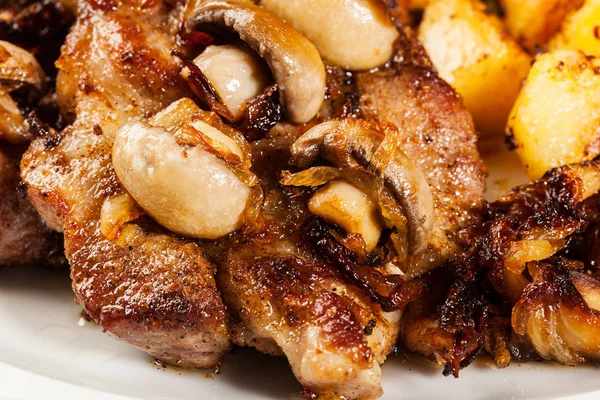 Primer plano de chuleta de cerdo asada con champiñones — Foto de Stock