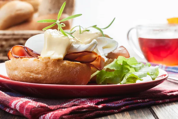 Eggs Benedict on toasted muffins with ham — Stock Photo, Image