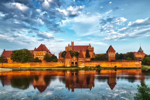 HDR-afbeelding van middeleeuws kasteel in Malbork met reflectie — Stockfoto