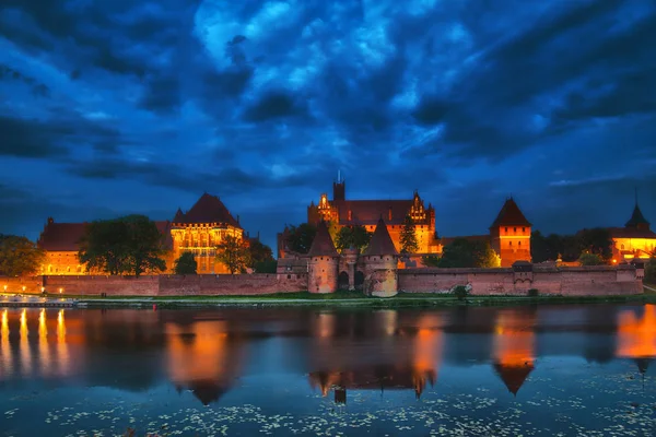 Obraz HDR středověkého hradu Malbork v noci — Stock fotografie