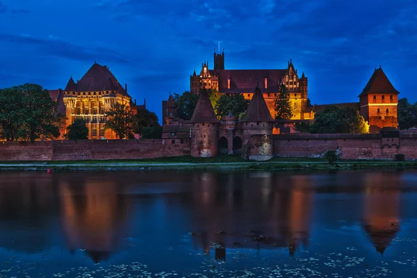 Obraz HDR středověkého hradu Malbork v noci — Stock fotografie
