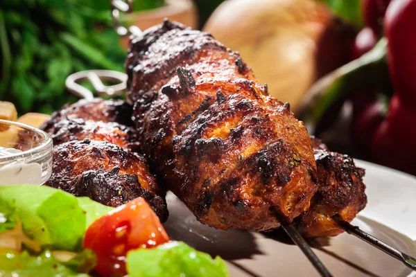 Gegrilde shish kebab geserveerd met gebakken frites en salade — Stockfoto