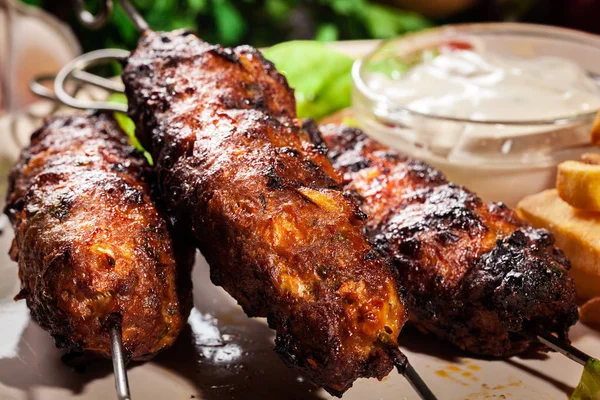 Shish kebab grigliato servito con patatine fritte e insalata — Foto Stock