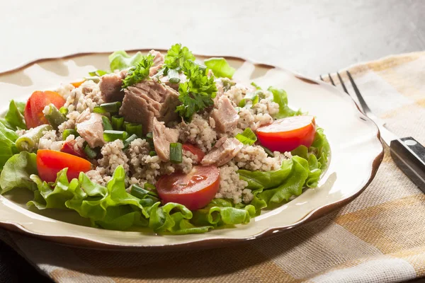 Leckerer Salat mit Couscous, Thunfisch und Gemüse — Stockfoto