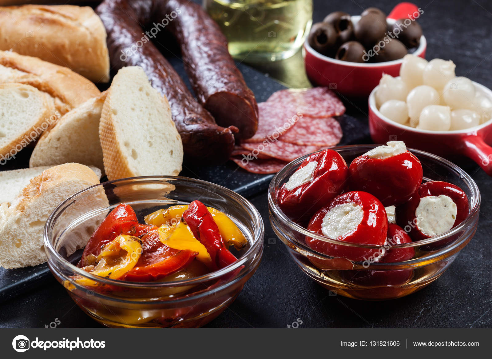 Tapas españolas con rodajas de jamón serrano y pimiento a la parrilla