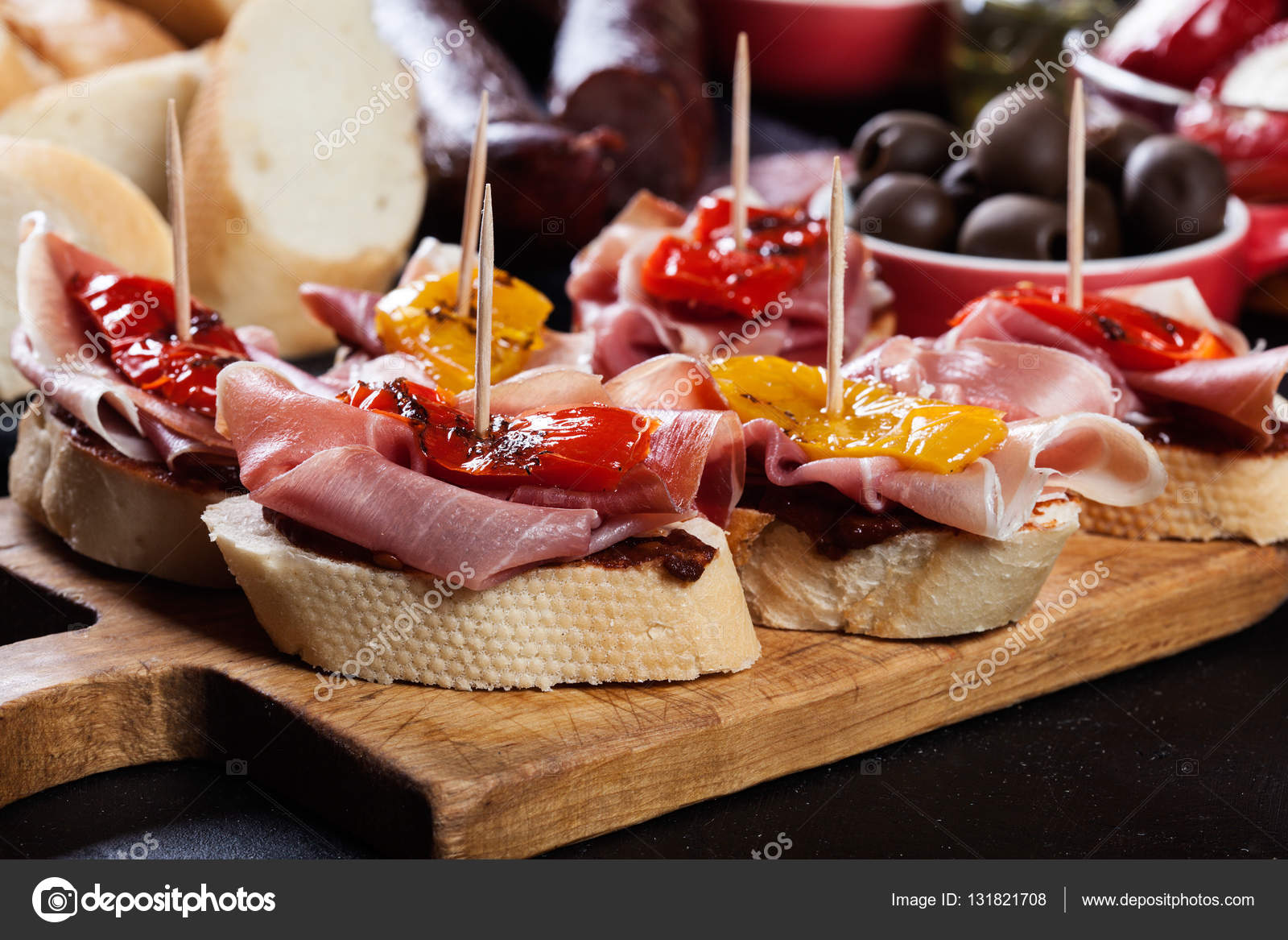Tapas españolas con rodajas de jamón serrano y pimiento a la parrilla