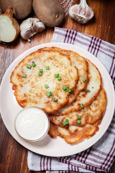 Kartoffelpuffer mit saurer Sahne — Stockfoto