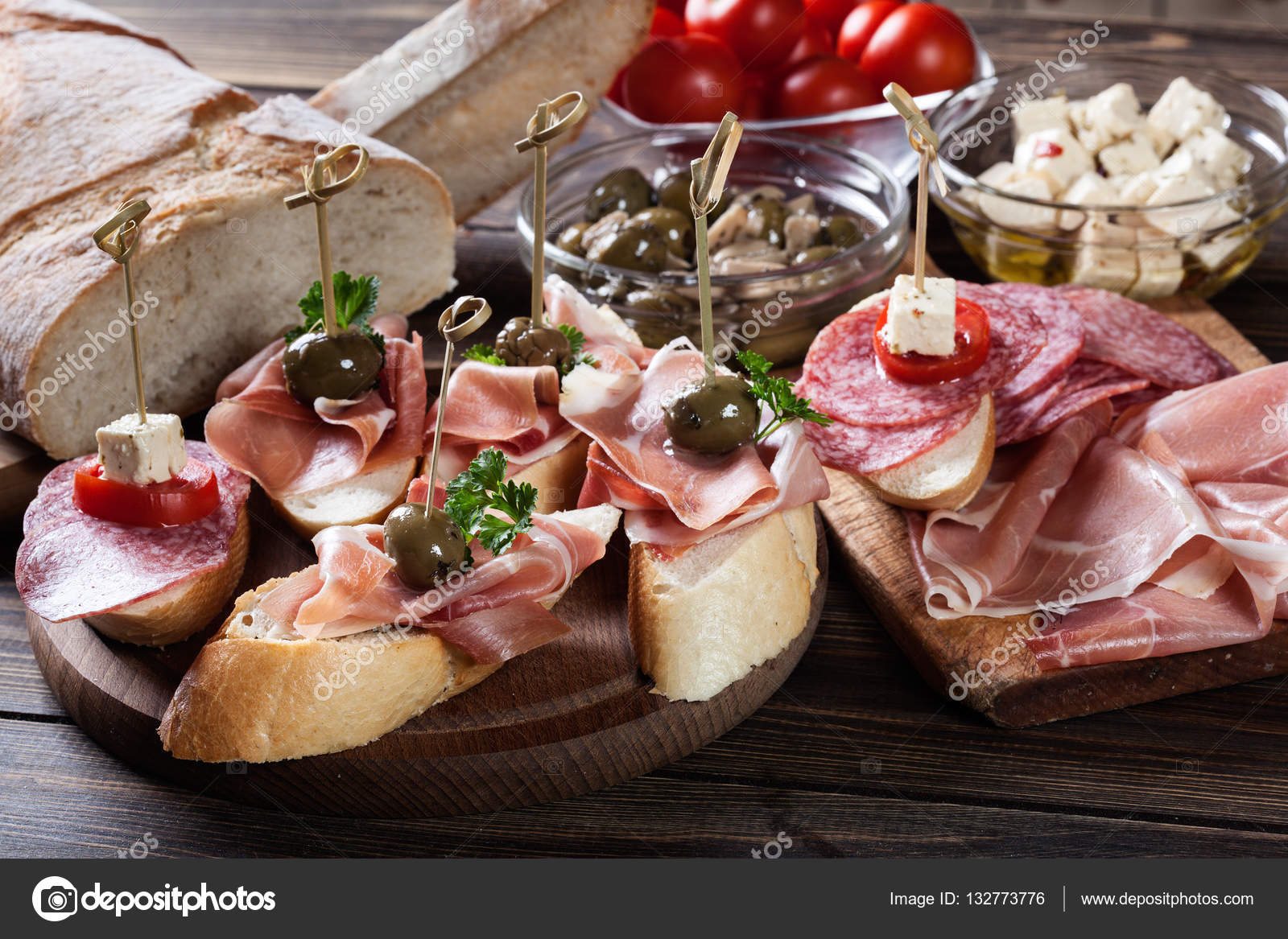Tapas españolas con lonchas Jamón serrano, salami, aceitunas y queso