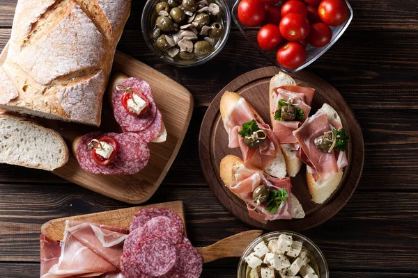 Spanish tapas with slices jamon serrano, salami, olives and chee — Stock Photo, Image