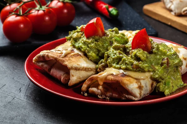 Quimichanga mexicana con salsa de guacamole —  Fotos de Stock