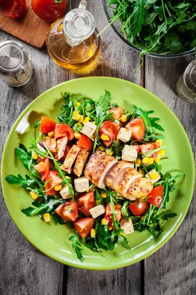 Salada fresca com peito de frango, rúcula e tomate — Fotografia de Stock