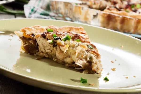 Кусочек пирога с куриными грибами амд — стоковое фото