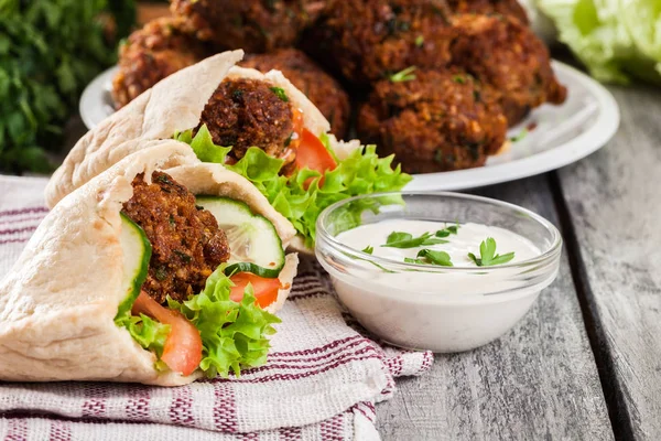 Pão Pita com falafel e legumes frescos — Fotografia de Stock