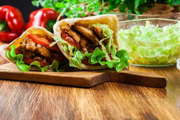 Doner kebab - stekt kycklingkött med grönsaker — Stockfoto