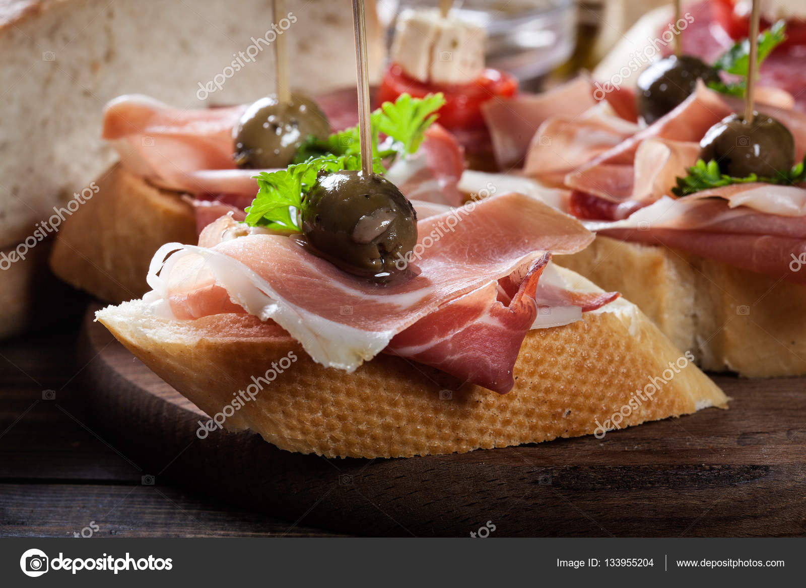 Tapas españolas con lonchas Jamón serrano, salami, aceitunas y queso